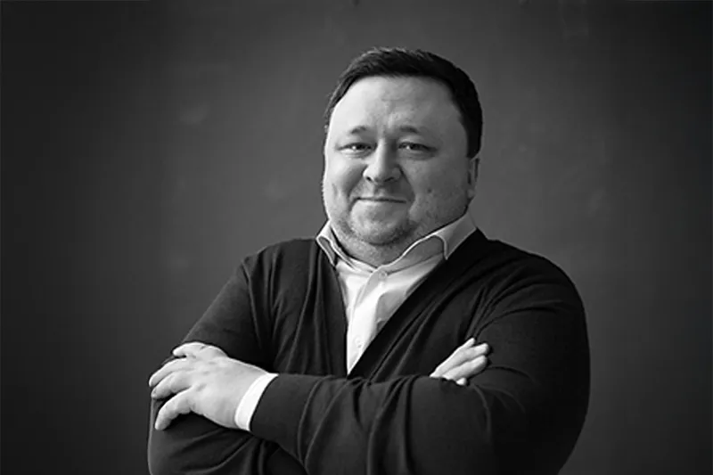 Studioportrait of Prof. Nikolay Scherbakov, with a dark neutral background